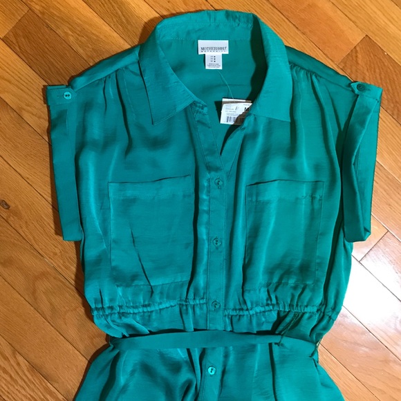 👗NWOT Emerald Silky Detailed Button Down Dr… - Picture 3 of 8